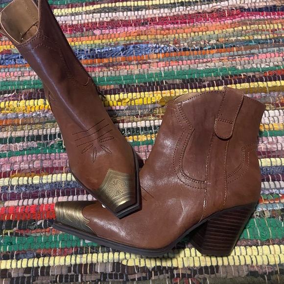 Gianni Bini On Tour western cowboy brown leather boot with gold plated toe. New - Picture 3 of 13